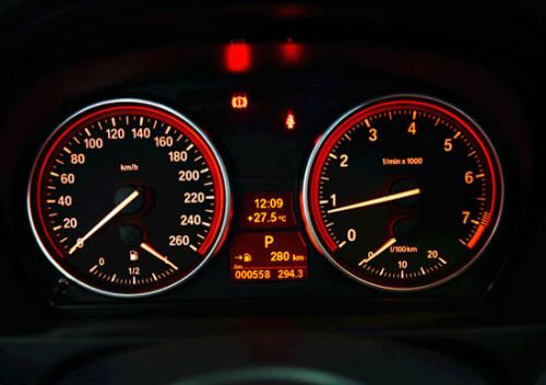 汽車(chē)儀表板